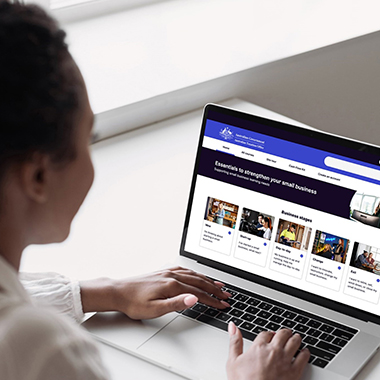 Person viewing ETSYSB website