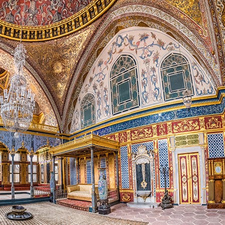 Topkapi Palace: The Sultan’s Opulent Seat of Power
