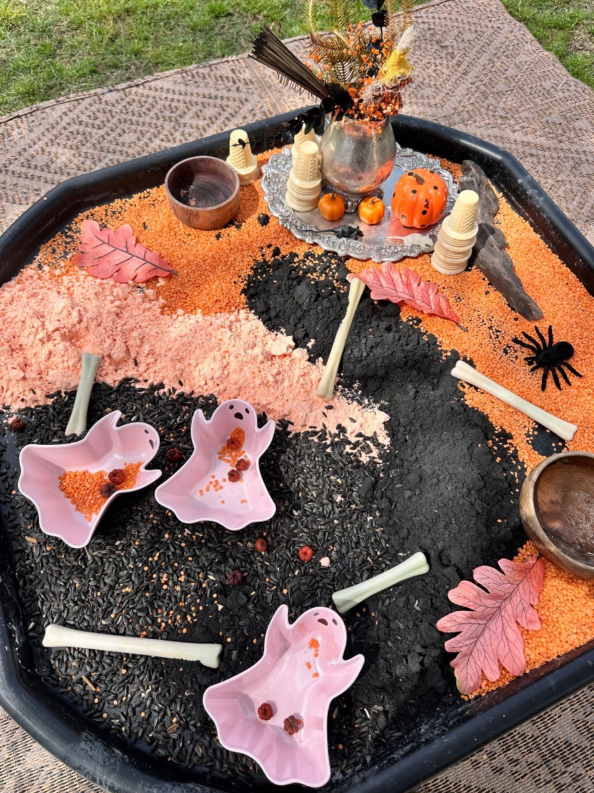 Gumtree kids messy play - Halloween creepy crawlers