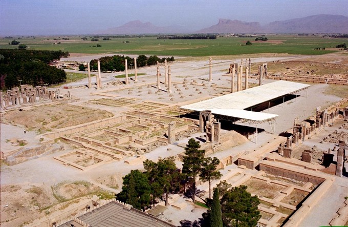 Pasargadae and Persepolis Revisited: The Extended Achaemenid Cities beyond the Royal Palaces