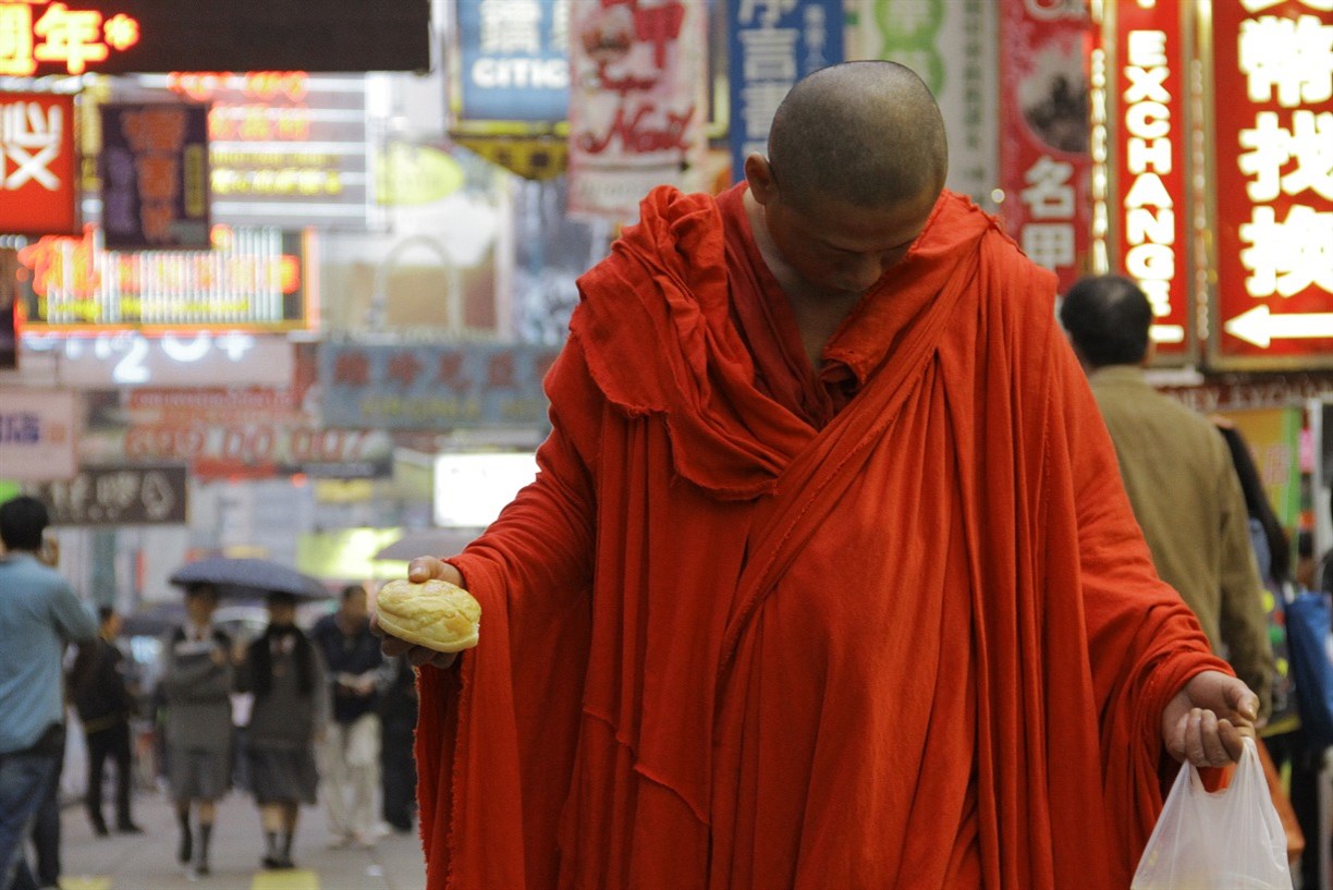 Artist Talk and Screening: Tsai Ming-liang’s "Walker" Videos Event Image